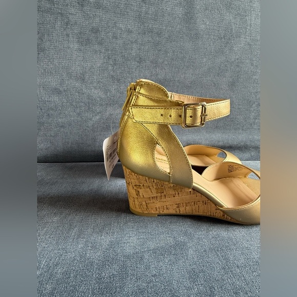 Liz Claiborne Womens Octavia Sandals 9.5 Gold Wedge Ankle Strap Cork New Open - Picture 3 of 10